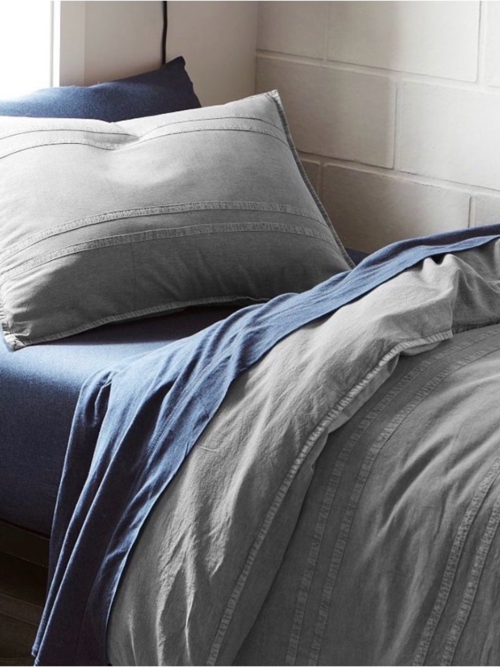 Pottery barn Teen- Like New.
Twin Rapids Wash Gray Duvet/sham set.